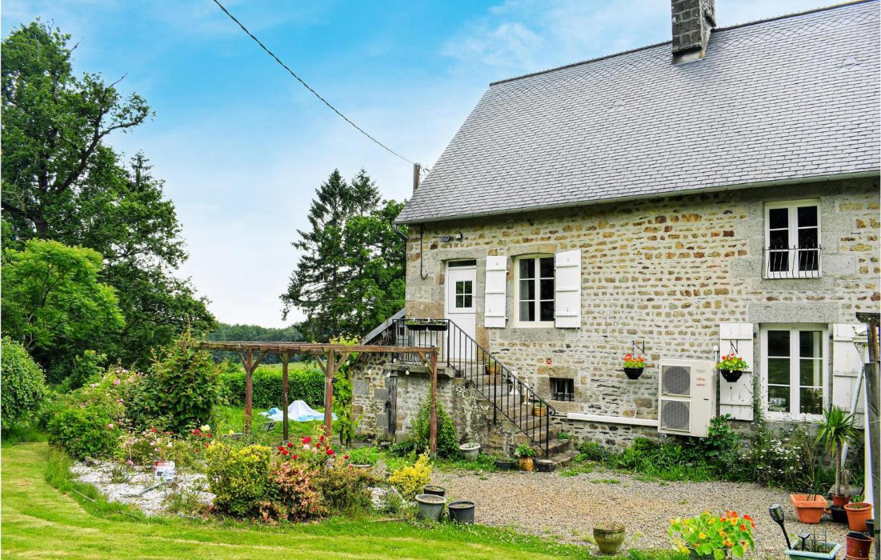 Awesome Home In Saint-Sever-Calvados With Kitchen Zewnętrze zdjęcie