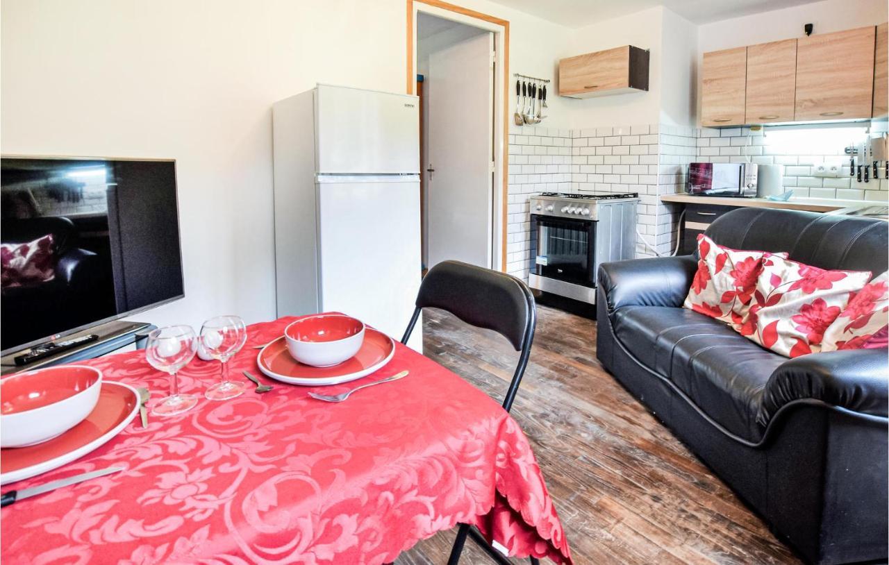Awesome Home In Saint-Sever-Calvados With Kitchen Zewnętrze zdjęcie
