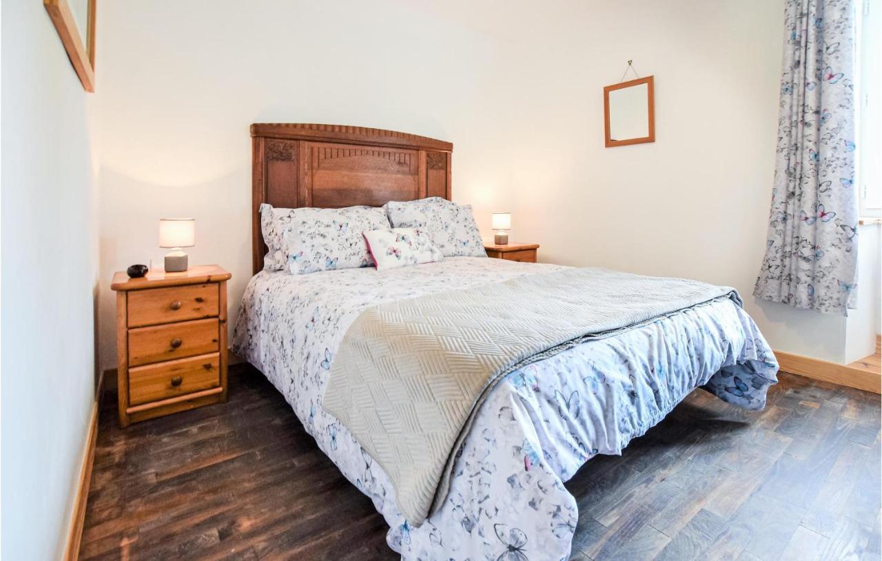 Awesome Home In Saint-Sever-Calvados With Kitchen Zewnętrze zdjęcie